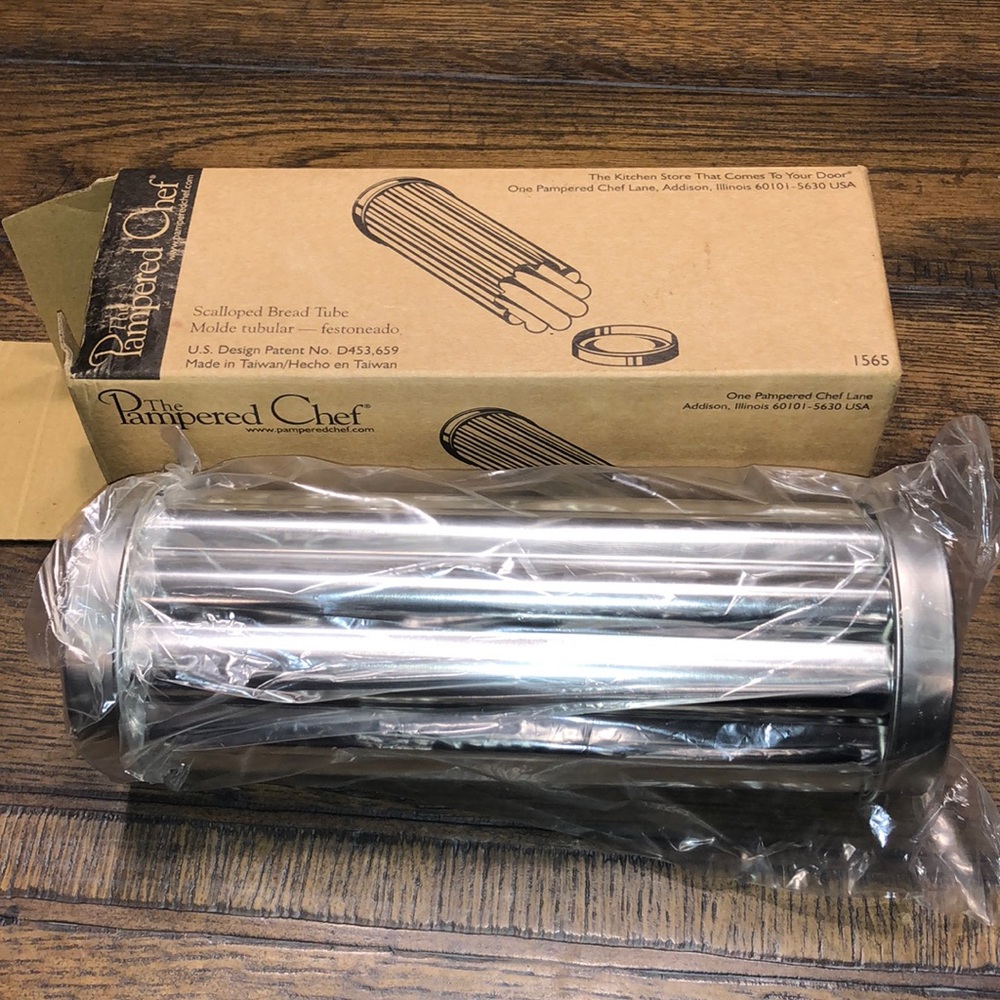 NIB Pampered Chef Scalloped Bread Tube